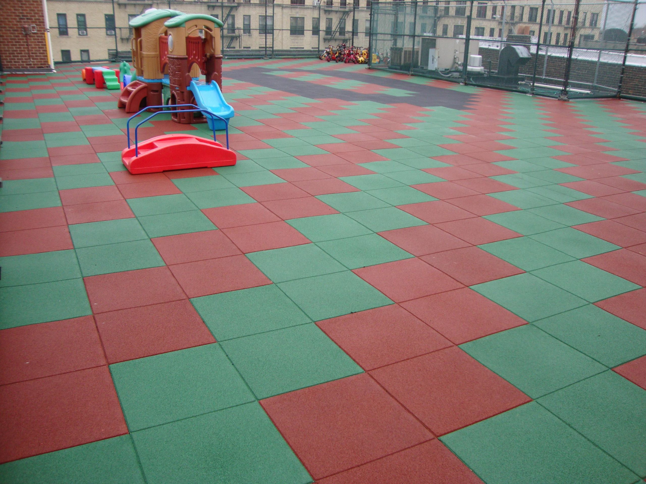 https://practicesports.com/wp-content/uploads/2022/08/UNITY-on-Pal-M-Schwartz-School-Rooftop-Playground-in-NYC-HR2-scaled.jpg